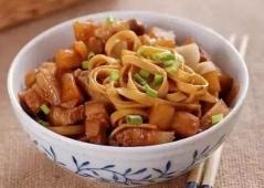 不想吃饭？来碗土豆炒面吧！