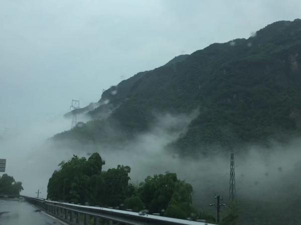 山间云雾