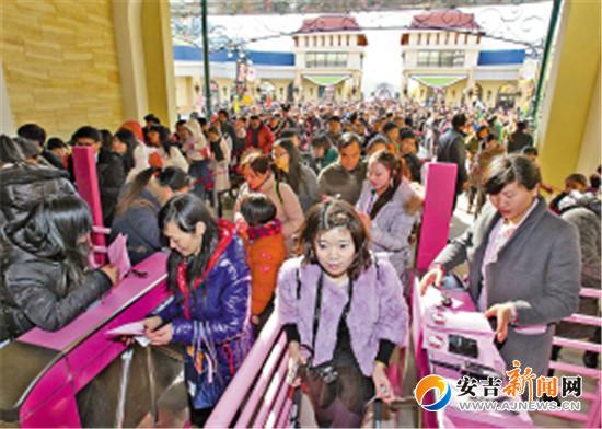 凯蒂猫开园当天，景区入口处游客排成了“长龙”