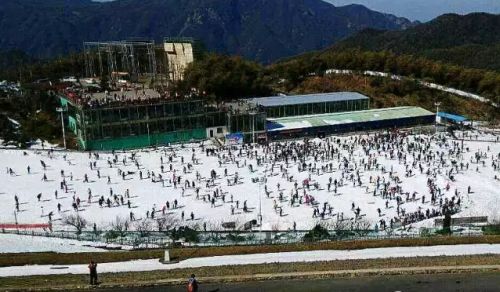 江南天池滑雪场游客