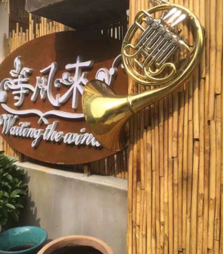 门口的旧乐器