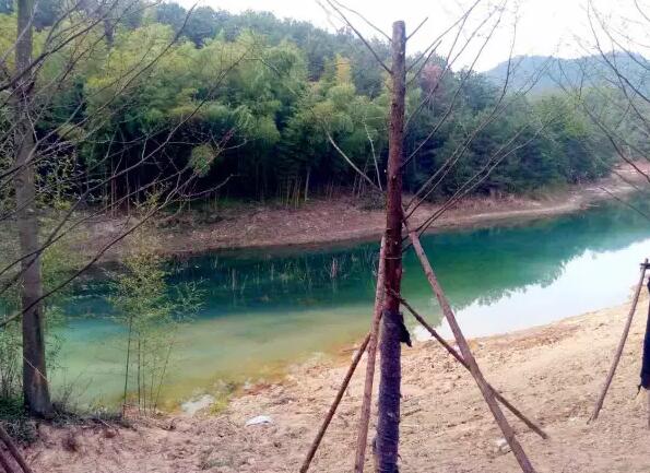 山间小湖