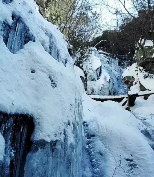 藏龙百瀑雪景