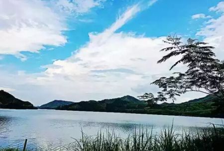 蓝天下的天赋湖