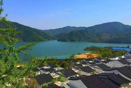 天赋湖蓝天